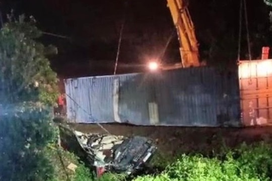 Xe container đè bẹp ô tô khách Limousine, 3 người tử vong