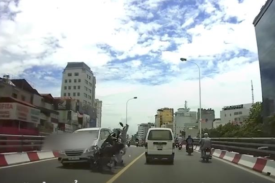 Xe máy lấn làn lao vào đầu ô tô: Tài xế dù chết vẫn phải bổi thường