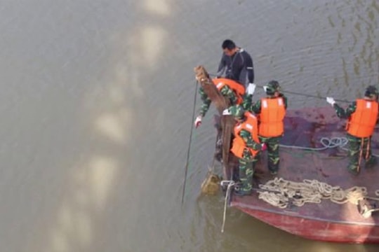 Phát hiện vật thể lạ nghi bom cách cầu Long Biên khoảng 800m