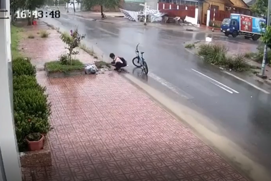 Cậu học trò âm thầm vớt rác khơi cống trong mưa: Người lớn phải nhìn lại mình!