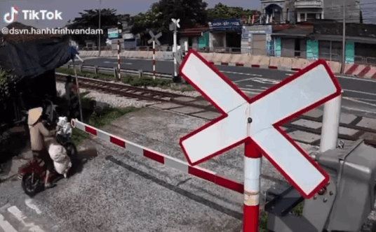 Clip: Cố băng qua đường sắt, người phụ nữ đi xe đạp điện suýt nhận cái kết kinh hoàng