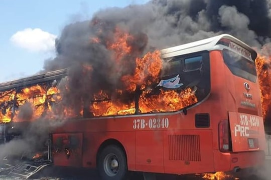 Xe khách giường nằm bốc cháy khi đang lưu thông, 20 người thoát chết