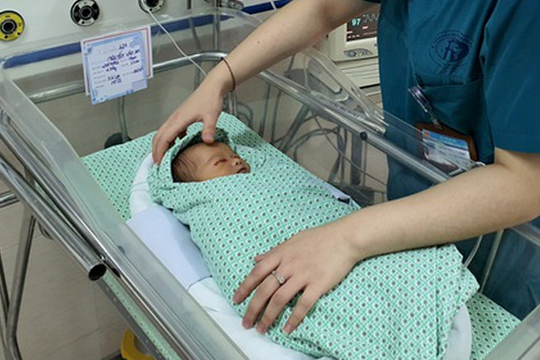 Bé sơ sinh bỏ rơi dưới hố ga giữa trời nắng nóng ở Hà Nội bị xẹp phổi