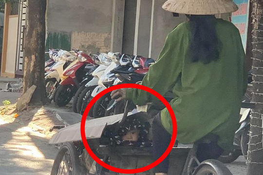 Hình ảnh người phụ nữ đạp xích lô chở hàng giữa trời nắng, gương mặt lấp ló trong xe khiến tất cả lặng người