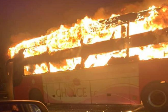 Hà Nội: Xe khách giường nằm bốc cháy ngùn ngụt trên đường vành đai 3