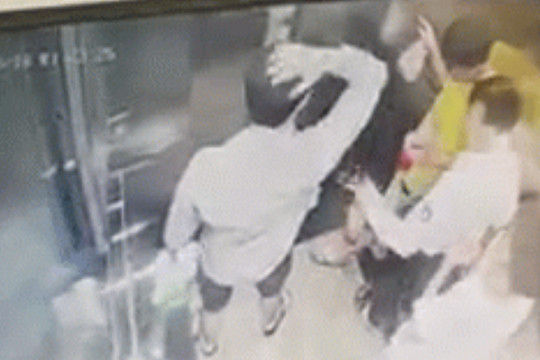 Clip: Người đàn ông dúi đầu, thẳng tay tát cậu bé trong thang máy chung cư - nguyên nhân gây bức xúc