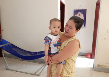 Đôi vợ chồng trẻ kiệt quệ vì chạy chữa cho con trai 2 tuổi mắc bệnh ung thư máu