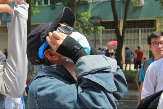 Ảnh: Giới trẻ Hà Nội thích thú đội nắng đi xem nhật thực