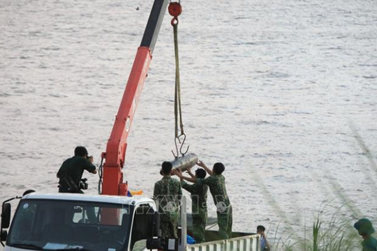 Trục vớt quả bom còn nguyên ngòi nổ cách cầu Long Biên khoảng 800m