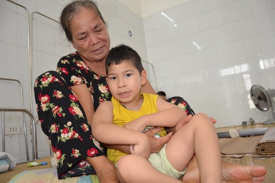 Bà ngoại nghèo khó ngậm ngùi xin đưa cháu bại não rời viện vì không có tiền