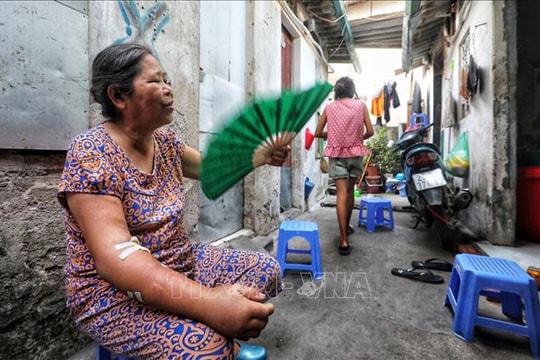 Ảnh: Oi nóng, ngột ngạt 'bủa vây' xóm trọ nghèo