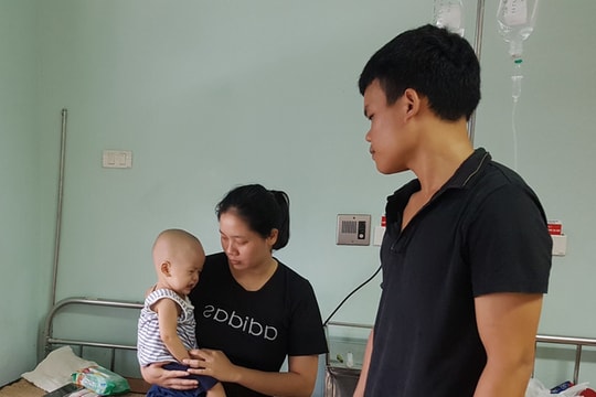 Tính mạng mong manh của cậu bé 1 tuổi bị ung thư bàng quang