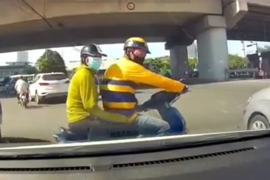 Clip: Vượt đèn đỏ, tạt đầu ô tô, tài xế xe ôm còn có hành động gây bức xúc