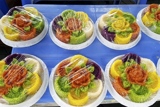 Tiểu thương ngày bán hàng trăm đĩa xôi ngũ sắc dịp Têt Đoan Ngọ