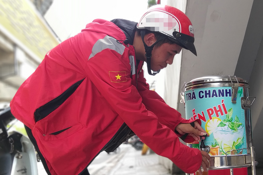 Hà Nội: Mát lòng trà chanh đá miễn phí cho người lao động nghèo giữa nắng nóng kinh hoàng