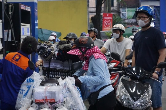 Giá xăng được dự báo tiếp tục tăng cao vào ngày mai