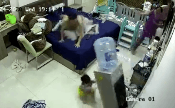 Clip: Ông bố kịp đỡ chiếc máy lọc nước trước khi đổ ập vào người con trai