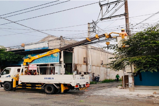 Hai người ngồi trên xe cần cẩu bị điện giật thương vong