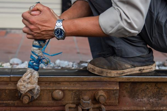 Ảnh: Những người cặm cụi kiểm tra cầu, đường giữa những ngày nắng nóng đỉnh điểm