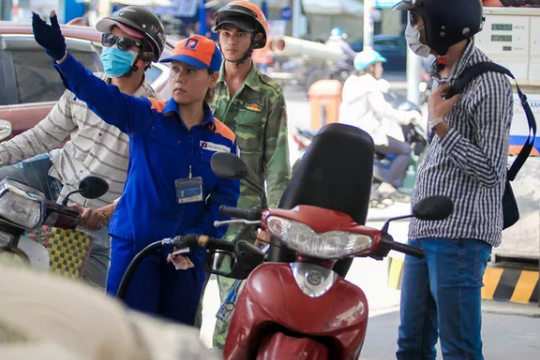 Xăng tăng giá mạnh lần thứ 4 liên tiếp, tăng gần 900 đồng/lít