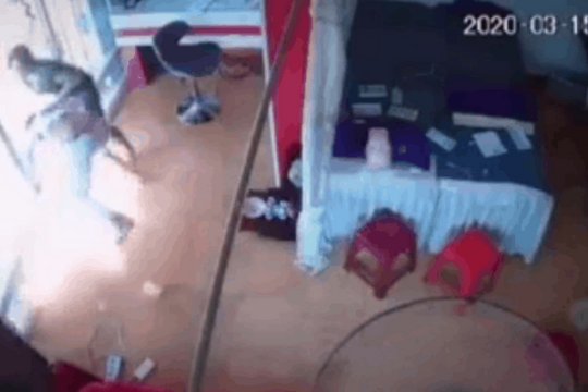 Clip: Người đàn ông xông vào spa tưới xăng và giây phút châm lửa kinh hoàng