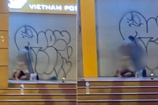 Cặp đôi thản nhiên tình tứ thái quá trước Bưu điện Hà Nội gây phẫn nộ