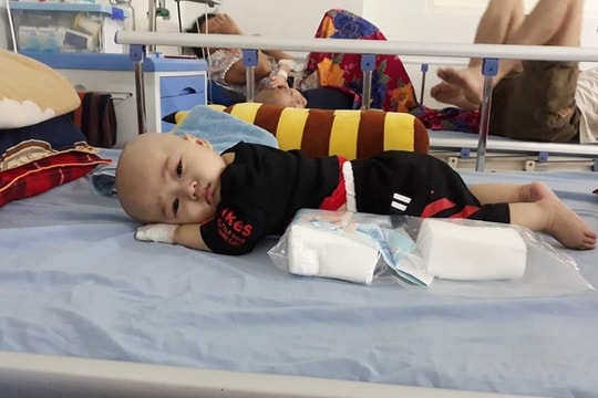 Xót lòng bé trai 14 tháng tuổi 'gồng mình' chống chọi với 2 căn bệnh ung thư