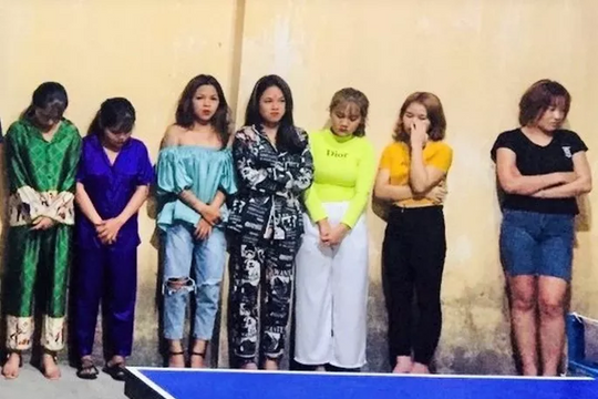 Bắt quả tang 16 nam, nữ thanh niên tổ chức 'tiệc ma túy' trong quán karaoke