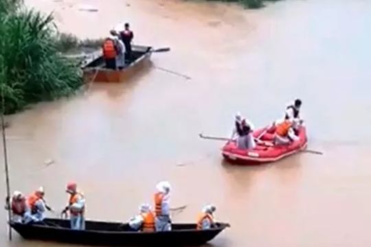 Tắm suối, 3 học sinh cấp 2 bị nước cuốn mất tích