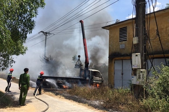 Xe cần cẩu vướng dây điện bốc cháy dữ dội, tài xế tử vong thương tâm