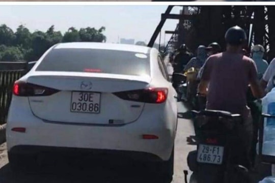 Hà Nội: Xử phạt tài xế ô tô Mazda đi trên cầu Long Biên