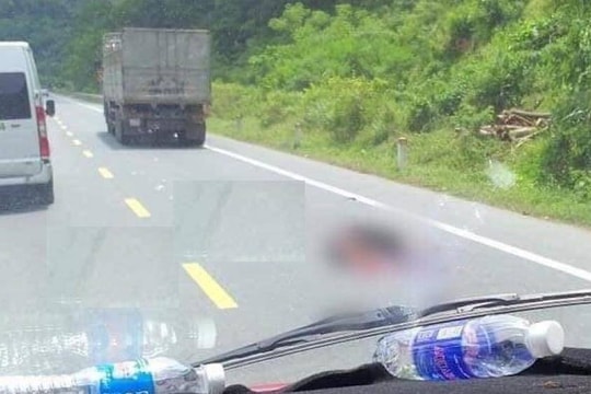 Bị xe tải đi cùng chiều đâm trúng, nam thanh niên đi xe máy tử vong