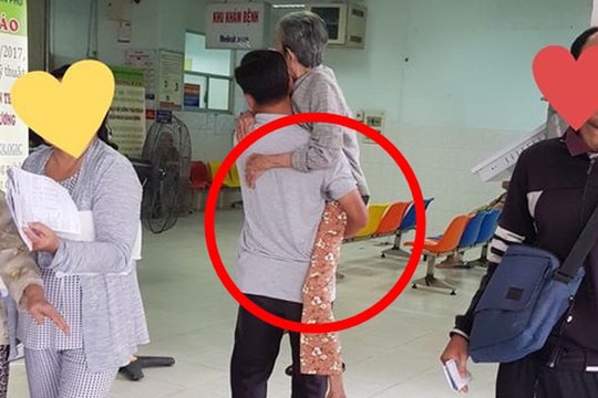 Khoảnh khắc người đàn ông bế mẹ già trong bệnh viện gây xúc động mạnh