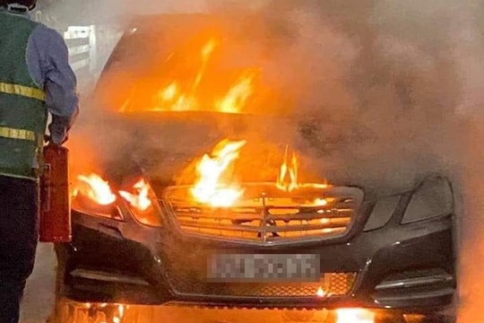 Xe Mercedes bất ngờ bốc cháy trơ khung khi đang lưu thông