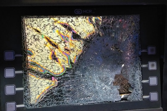 Vác búa đập nát cây ATM vì bị nuốt thẻ: Có tình tiết giảm nhẹ?