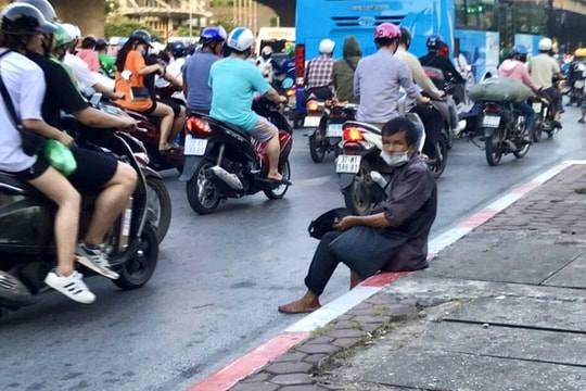 Hà Nội: Người ăn xin 'tràn' ra đường gây mất an toàn giao thông