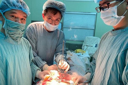 Phẫu thuật lấy lưỡi câu kèm dây câu dài 40cm trong ruột người phụ nữ