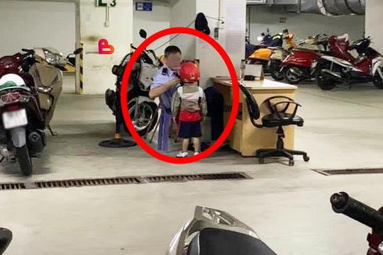 Hình ảnh bác bảo vệ ân cần đội mũ bảo hiểm cho cậu bé và câu chuyện nhỏ khiến dân mạng ấm lòng