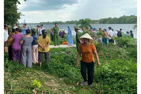Tắm trên sông Hương, 2 học sinh đuối nước thương tâm