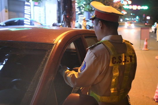 Tài xế bị phạt 35 triệu đồng, tước bằng lái 2 năm vì chống đối đo nồng độ cồn