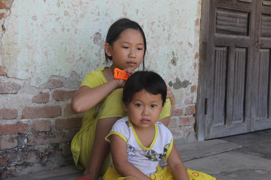 Nhói lòng cảnh 2 đứa trẻ không cha ăn sắn thay cơm