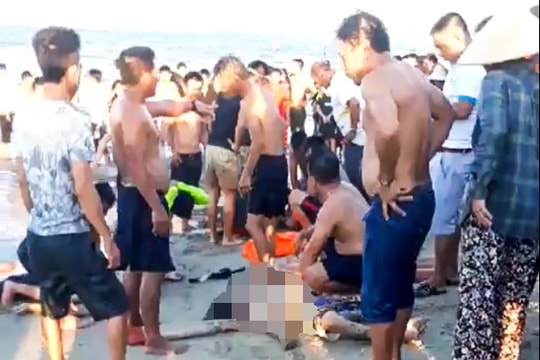 Đi tắm biển, 3 thanh niên đuối nước thương tâm