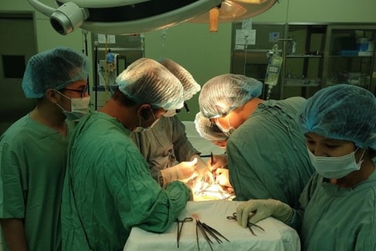 Thực hiện thành công ca ghép thận tự thân đầu tiên ở miền Trung