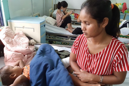 Uống rượu say, bố đá con gái 3 tuổi gẫy chân rồi bỏ trốn vào rừng