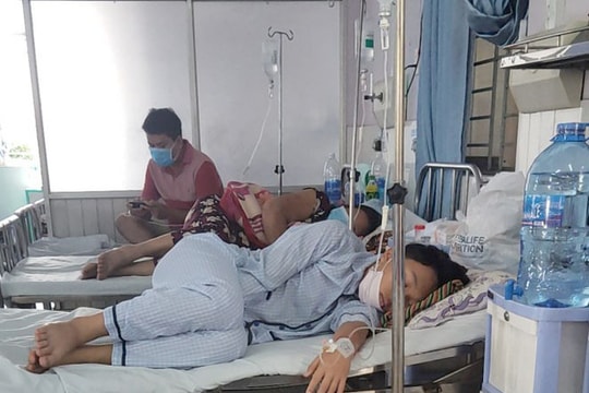 Bố mẹ muốn hiến thận cứu con trai nhưng bất lực vì không có tiền phẫu thuật