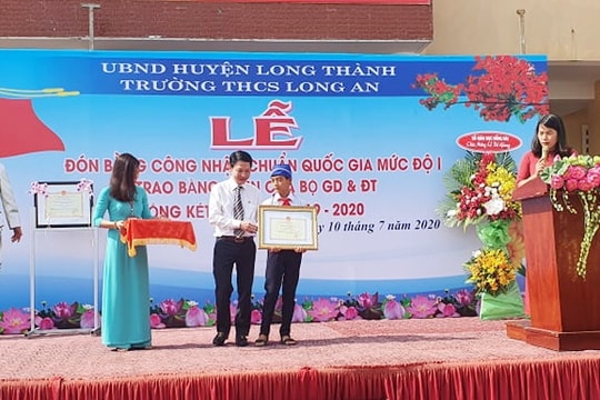 Bộ Giáo dục trao bằng khen cho nam sinh lớp 6 đội mưa nhặt rác ở miệng cống