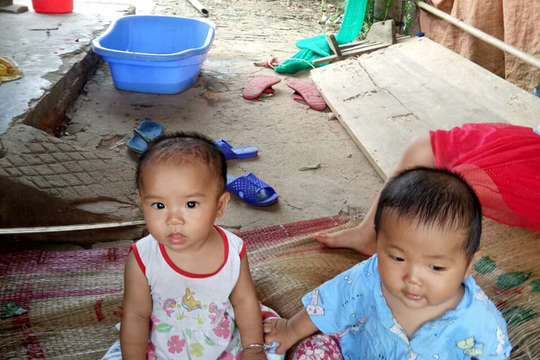 Ấm lòng cặp song sinh mất mẹ đột ngột được nhà hảo tâm giúp đỡ