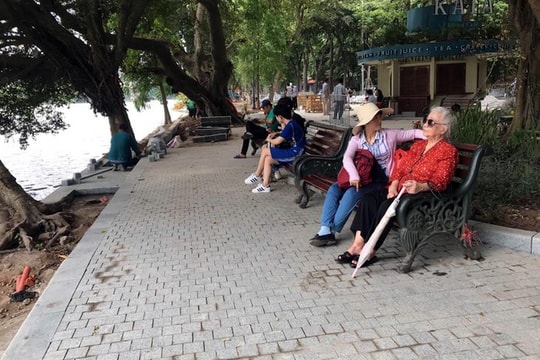 Ảnh: Bờ kè hồ Hoàn Kiếm được thay thế bằng đá vĩnh cửu