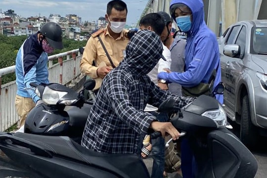 Hà Nội: CSGT cứu kịp thời nam thanh niên định nhảy cầu Chương Dương