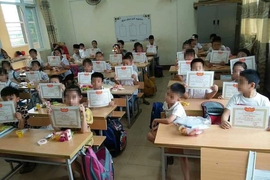 Hình ảnh cậu học sinh lạc lõng trong lớp vì không được giấy khen gây tranh cãi MXH